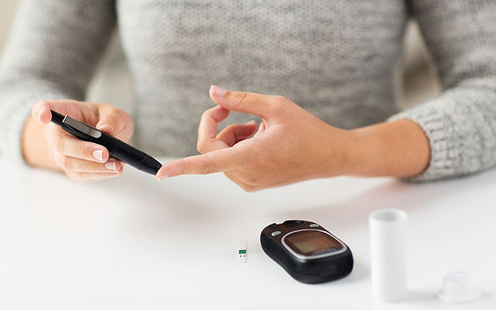 Tăng đột biến lượng đường trong máu: Người bị bệnh tiểu đường nên hạn chế ăn mật ong. Mật ong không chỉ có sucrose cao mà còn chứa một lượng lớn glucose, làm tăng nồng độ glucose trong máu. Nói cách khác, dung dịch ngọt và dày làm tăng lượng đường trong máu, gây ra bệnh tiểu đường.