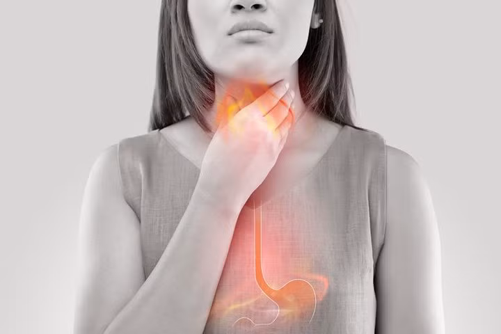 Trào ngược axit: Trào ngược dạ dày thực quản (GERD) có thể gây buồn nôn do axit dạ dày tăng lên và tràn ra khỏi dạ dày vào thực quản dưới. Axit này có thể làm hỏng lớp lót thực quản của bạn, có thể khiến bạn cảm thấy buồn nôn. Các triệu chứng phổ biến khác của trào ngược axit bao gồm đau ngực, ợ nóng, khó nuốt thức ăn, hoặc cảm thấy như bạn có một cục u trong cổ họng.