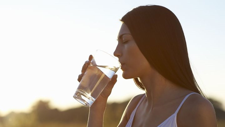 Mất nước xảy ra khi cơ thể của bạn không có đủ nước để thực hiện các quá trình bình thường của nó. Khi bạn có ít chất lỏng tuần hoàn trong cơ thể, cơ thể sẽ gửi chất lỏng đó và máu đến các cơ quan quan trọng nhất là não và trái tim. Điều này có thể làm giảm lưu lượng máu đến các cơ quan của đường tiêu hóa của bạn, gây buồn nôn và đau bụng.