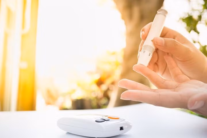 Lượng đường trong máu quá thấp: Hormone của bạn hoạt động để điều chỉnh lượng đường trong máu. Nhưng nếu lượng đường trong máu bắt đầu giảm quá thấp (hạ đường huyết), một số hormone (như glucagon và epinephrine) tăng đột biến để giúp cơ thể sản sinh ra nhiều glucose hơn. Khi điều này xảy ra, dạ dày của bạn trải qua một sự đột biến có thể tạo ra cảm giác buồn nôn.