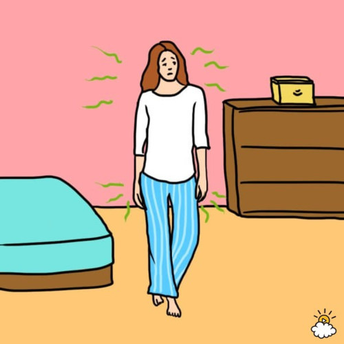 4. Cơ thể nặng mùi Chúng ta đều biết rằng, không tắm thường xuyên hoặc không giữ cơ thể sạch sẽ có thể dẫn đến mùi hôi cơ thể. 1 cách để giải quyết tình trạng nặng mùi này là bạn nên chắc chắn rằng, quần áo ngủ của mình sạch sẽ. Đồ ngủ thường có xu hướng hấp thụ mồ hôi vào ban đêm, vì vậy, đây là điều kiện để vi khuẩn phát triển tạo ra mùi hôi khó chịu. Nếu sau khi tắm, bạn mặc đồ ngủ bẩn sẽ khiến mùi hôi bủa vây toàn thân.