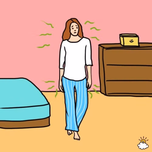 4. Cơ thể nặng mùi Chúng ta đều biết rằng, không tắm thường xuyên hoặc không giữ cơ thể sạch sẽ có thể dẫn đến mùi hôi cơ thể. 1 cách để giải quyết tình trạng nặng mùi này là bạn nên chắc chắn rằng, quần áo ngủ của mình sạch sẽ. Đồ ngủ thường có xu hướng hấp thụ mồ hôi vào ban đêm, vì vậy, đây là điều kiện để vi khuẩn phát triển tạo ra mùi hôi khó chịu. Nếu sau khi tắm, bạn mặc đồ ngủ bẩn sẽ khiến mùi hôi bủa vây toàn thân.