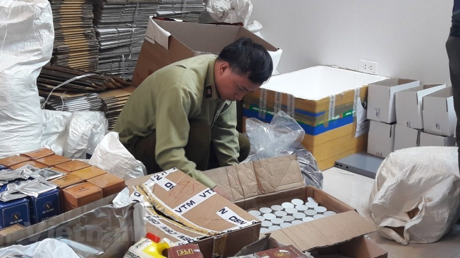 Chủ cơ sở khai nhận mua nguyên liệu qua mạng sau đó sang chiết vào các lọ, túi rồi đóng gói, dán tem nhãn bao bì với các tên hiệu dưới dạng mỹ phẩm gắn mác Đông y gia truyền để lấy lòng tin của người tiêu dùng.