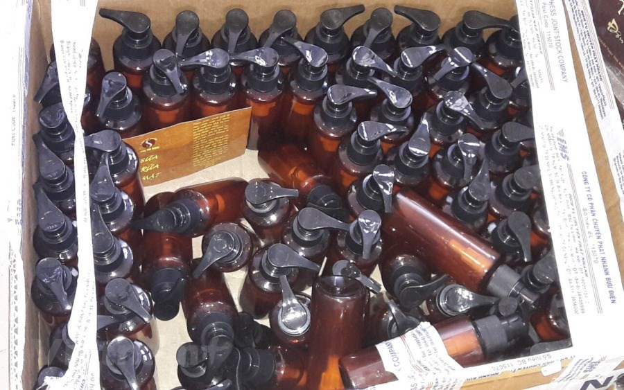 Tất cả sản phẩm trên đều không đủ giấy tờ hợp lệ. (Ảnh: Đức Duy/Vietnam+)