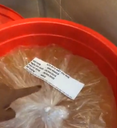 Nguyên liệu làm ra được đóng trong những chiếc túi nilon, can nhựa tự gắn mác bằng những mẩu giấy và được trữ trong phòng vệ sinh.