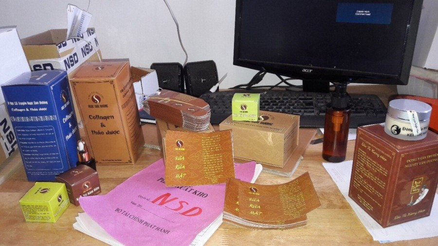 Trên tầng 5 của toà nhà, cơ quan chức năng đã phát hiện ra cơ sở sản xuất, đóng gói hàng nghìn các sản phẩm mỹ phẩm, thực phẩm chức năng và các loại thuốc. (Ảnh: Đức Duy/Vietnam+)