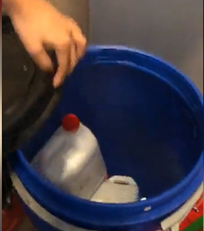 Chủ cơ sở khai nhận đã dùng xi-lanh để bơm từ các túi nguyên liệu vào các chai lọ và gắn nhãn mác. Mặt hàng được cơ sở này sản xuất là các loại thực phẩm chức năng, serum cả dạng uống và dạng bôi.