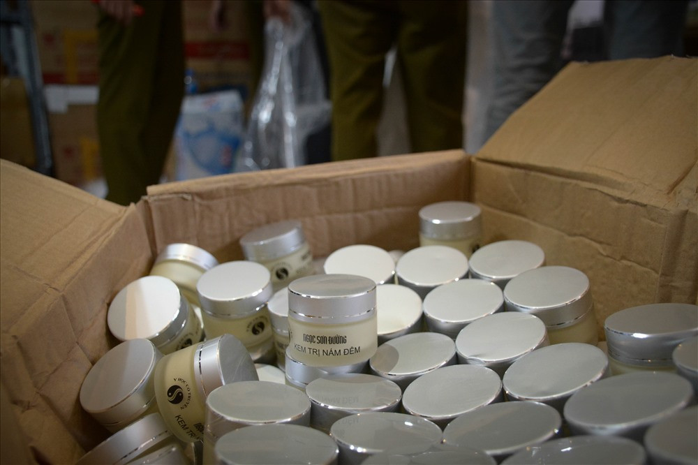 Kem trị nám ban đêm, bao bì mới toanh nhưng kem thì được pha chế từ rất nhiều nguyên liệu trôi nổi