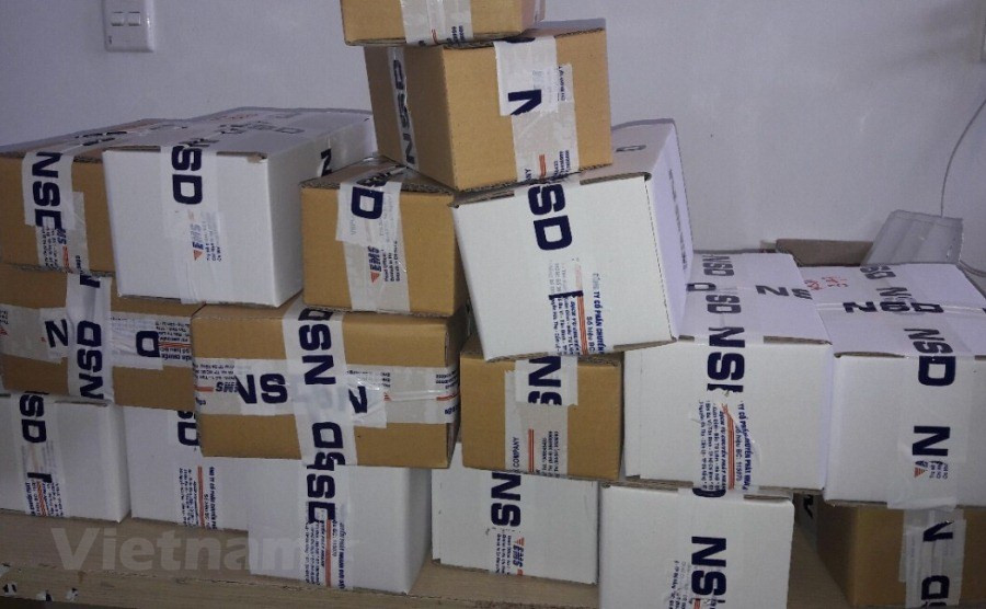 Các sản phẩm giả này đang được đóng gói để chuyển đi cho người mua hàng sau khi nhân viên công ty bán thành công qua mạng. Mỗi sản phẩm bán ra thị trường có giá từ 200 đến 300 nghìn đồng.