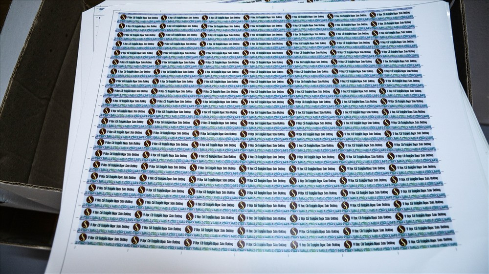 Tem sản xuất được dán lại, tự in tên các cơ sở đông y gia truyền.