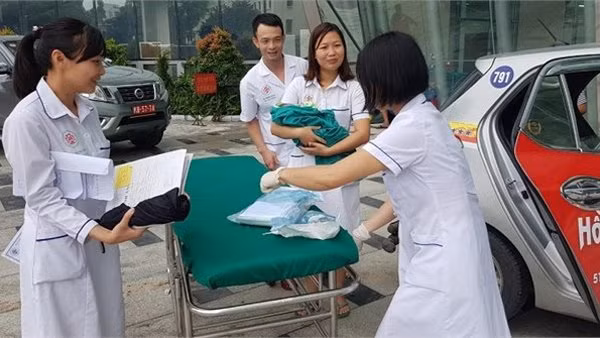 Sản phụ đẻ rơi con trai gần 3kg trên đường đến bệnh viện 108 San phu de roi con trai gan 3kg tren duong den benh vien 108