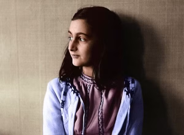 6. Anne Frank Anne Frank đã viết nhật ký về cuộc đời mình, một trong những cuốn sách nổi tiếng nhất thế giới. Gia đình cô phải sống ẩn náu trong 2 năm khi làn sóng áp bức dân Do Thái tăng lên. Cuối cùng họ bị bắt ở Gestapo và bị đưa đến trại tập trung. Cô bé mất năm 16 tuổi khi ở trong trại, chỉ vài tháng trước thời điểm chiến tranh kết thúc. Nhật ký của Anne Frank được cha cô xuất bản vào năm 1952 và dịch sang hơn 60 ngôn ngữ. Cô bé vốn mơ ước trở thành nhà báo nhưng lại không có cơ hội chứng kiến nhật ký của mình trở thành tác phẩm văn học được khen ngợi hết lời.