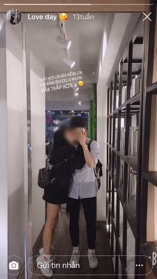 Bức ảnh cho rằng Lê Đức đã có bạn gái.