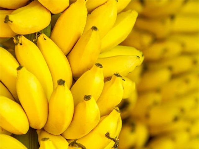  Chuối: Bạn nên ăn chuối thường xuyên bởi vì nó rất giàu kali và magiê. Cả hai đều được biết đến để làm giảm huyết áp (do đó ngăn ngừa sự nhiễu loạn máu và làm hỏng các thành mạch và các cơ quan). Việc ăn chuối mỗi ngày rất có lợi cho tim mạch, giảm thiểu nguy cơ cao huyết áp và chứng đột quỵ.