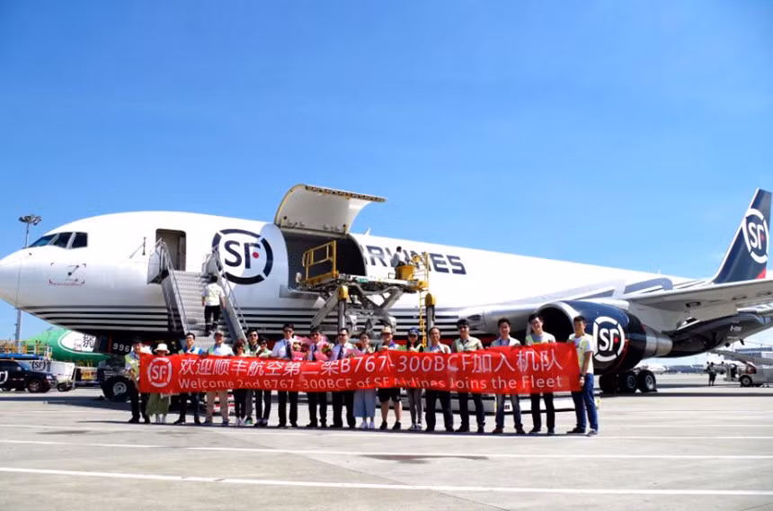 Đến nay, SF Holdlings có hơn 25.000 phương tiện vận tải, trong đó có 41 máy bay chở hàng thuộc sở hữu của SF Airlines và 30.000 trung tâm dịch vụ với 400.000 nhân viên (tính tới tháng 3/2017) tại Trung Quốc. Công ty cung cấp dịch vụ giao hàng tại 14 quốc gia và vùng lãnh thổ, bao gồm Mỹ, Nga, Thái Lan, Việt Nam… Năm 2016, công ty này đạt doanh thu 57,3 tỷ USD (8,6 tỷ USD). Ảnh: SF Airlines.