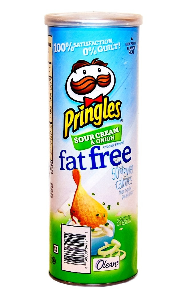 Chất béo tổng hợp không tốt cho sức khỏe nên cũng được cấm ở châu Âu. Olestra là một chất béo tổng hợp thay thế và số lượng calo nó không hề có. Nó thường được sử dụng trong các chip khoai tây không chứa chất béo. Tuy nhiên các chuyên gia dinh dưỡng cho rằng hóa chất này gây ra nhiều hậu quả tiêu cực cho cơ thể, bao gồm hấp thụ kém các vitamin thiết yếu. Thực phẩm có chứa olestra hoàn toàn bị cấm ở Canada và châu Âu. Đồ uống thể thao