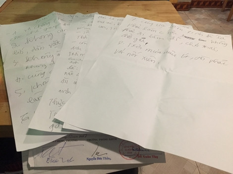 Những tờ giấy a3 anh Dũng dùng để ép chị Thanh viết yêu cầu.