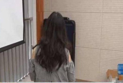 Tiểu Lệ giấu mặt khi chia sẻ câu chuyện hy hữu của mình..