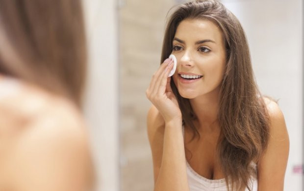 Loại bỏ lớp trang điểm trước khi đi ngủ không phải là việc quá khó khăn. Tốt nhất, đừng vì lười biếng mà để ảnh hưởng đến sức khỏe cũng như nhan sắc về lâu về dài.