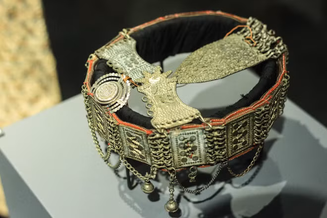 Vòng trang sức làm bằng vải và kim loại của phụ nữ Thổ Nhĩ Kỳ (thế kỷ 19).