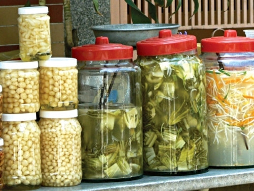 Phụ nữ có thai không cần kiêng hoàn toàn dưa cà muối song cũng không nên ăn quá nhiều nhất là đối với loại muối xổi. Ảnh minh họa.