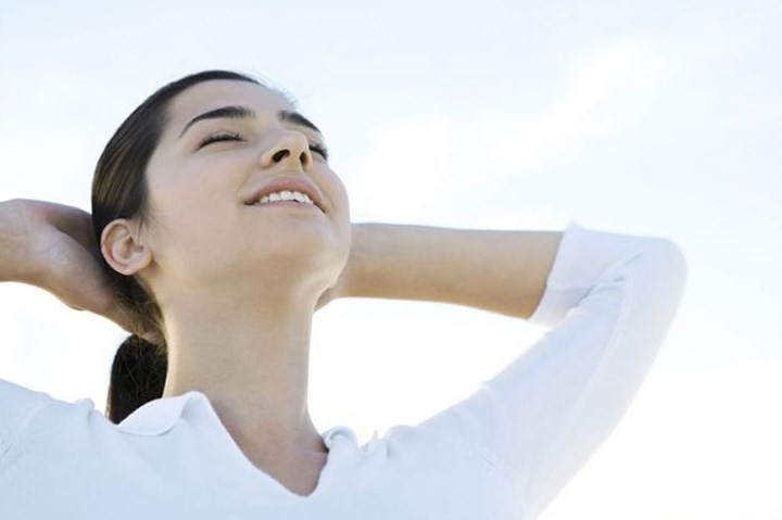 Tiếp xúc ánh nắng mặt trời: Ánh nắng mặt trời mạnh nhất và có hại nhất trong khoảng từ 10h sáng đến 4h chiều và đây là lúc bạn cần tránh đi ra ngoài. Nhưng điều này không có nghĩa là bạn hoàn toàn không tiếp xúc với ánh nắng mặt trời. Các tia nắng mặt trời rất giàu vitamin D, nó quan trọng đối với sức khỏe, da và tóc của chúng ta. Nang tóc có chứa vitamin D và do đó nhận được một số vitamin D từ ánh nắng mặt trời sẽ giúp ngăn ngừa tóc bạc sớm.