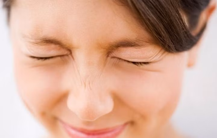 Chớp mắt thường xuyên hơn: Khi bạn đang dùng điện thoại thông minh, tốc độ chớp mắt của bạn giảm xuống có thể khiến mắt khô, dẫn đến kích ứng mắt, đỏ, đau và mờ mắt. Chớp mắt thường xuyên hơn sẽ giữ cho đôi mắt của bạn ẩm ướt và giảm kích ứng.