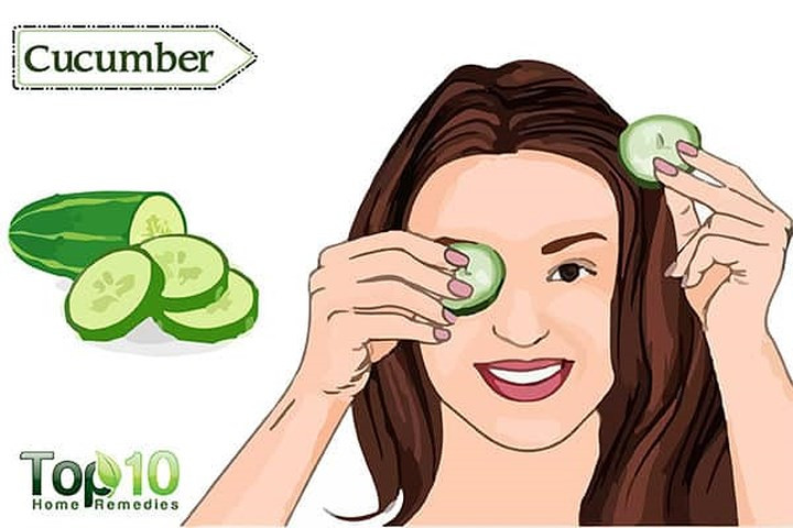  6. Dưa chuột: Dưa chuột là một cách chữa trị tuyệt vời cho mắt đỏ. Nó giúp thu nhỏ các mạch máu trong mắt và điều trị tình trạng này. Tính chất nhẹ nhàng của dưa chuột giúp thư giãn đôi mắt căng thẳng và thậm chí làm giảm cảm giác khó chịu gây ra bởi đôi mắt đỏ.