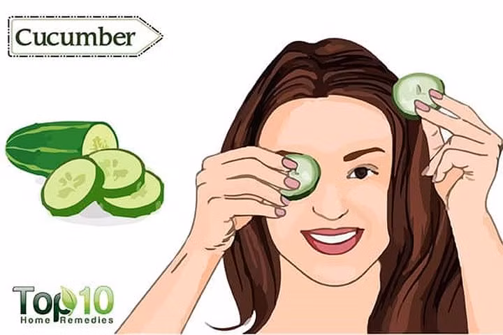  6. Dưa chuột: Dưa chuột là một cách chữa trị tuyệt vời cho mắt đỏ. Nó giúp thu nhỏ các mạch máu trong mắt và điều trị tình trạng này. Tính chất nhẹ nhàng của dưa chuột giúp thư giãn đôi mắt căng thẳng và thậm chí làm giảm cảm giác khó chịu gây ra bởi đôi mắt đỏ.