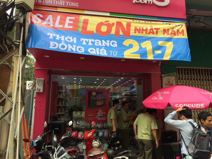 Kiểm tra tại cửa hàng Con Cưng trên đường Tôn Thất Tùng, quận 1, TP HCM.