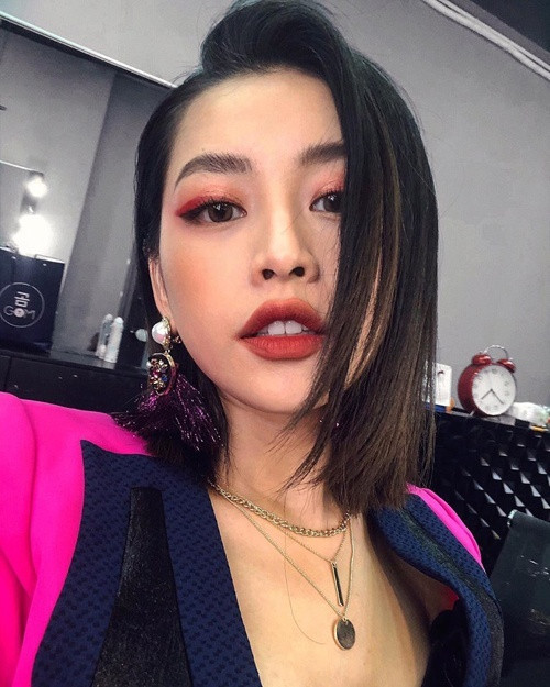Theo đuổi phong cách Hàn Quốc nên Chi Pu thường học hỏi những cách làm đẹp mới ở xứ kim chi. Cô nàng còn từng thử mốt trang điểm môi lem như Joker giống hot girl Park Sora. Kiểu makeup này gây tranh cãi vì khiến gương mặt trông khá "dữ".