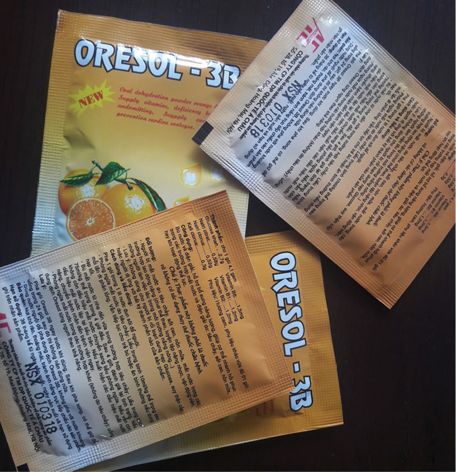Hai sản phẩm giống nhau nhưng cách pha chế liều lượng lại chênh lệch nhau quá lớn. Ảnh: CAO NGUYÊN.
