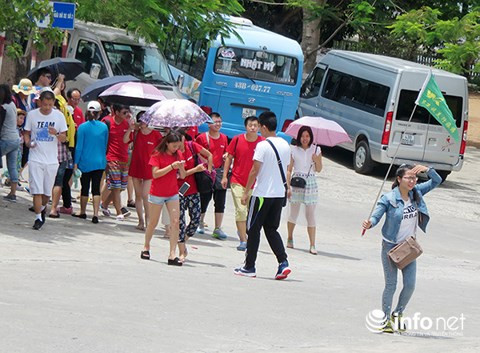 Du khách Trung Quốc đến Đà Nẵng theo các "tour 0 đồng" đang gây ra nhiều hệ lụy (Ảnh: HC).