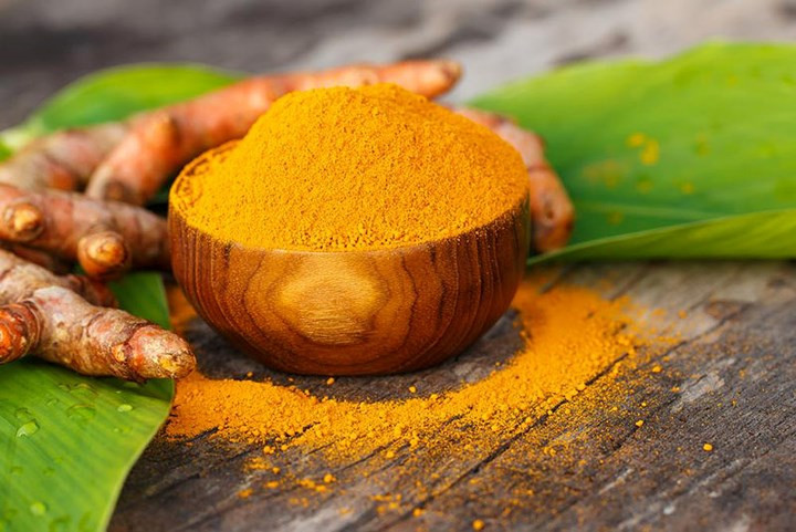 Củ nghệ: Các nghiên cứu đã chỉ ra rằng nghệ có chất chống viêm và thay đổi phản ứng của hệ thống miễn dịch. Chỉ cần đun 2 chén nước với 1 thìa cà phê nghệ và ½ một thìa cà phê tiêu đen. Đun sôi trong 10 đến 15 phút và thêm chanh, mật ong hoặc sữa. Uống hỗn hợp này hàng ngày sẽ ngăn ngừa viêm xương khớp.