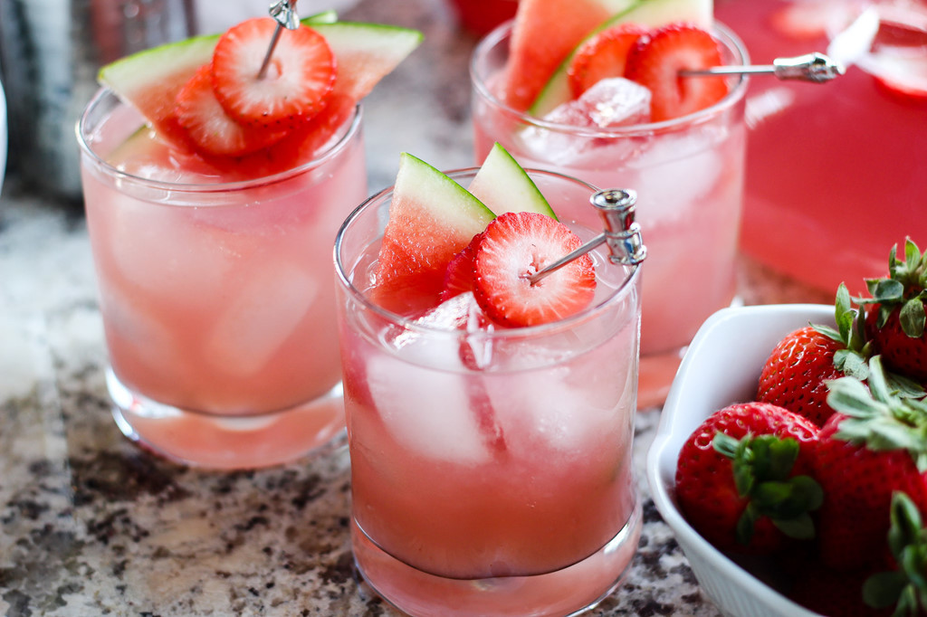 Dâu tây: Loại quả này chứa 92% nước cùng các chất xơ, vitamin C. Chúng giúp tăng lưu lượng máu đến da, giảm độ nhạy cảm với ánh sáng, cải thiện cấu trúc và kết cấu của da. Có lẽ bạn sẽ thích thú với một ly cocktail dâu tây vào mùa hè. Ảnh: Thecocktail. 