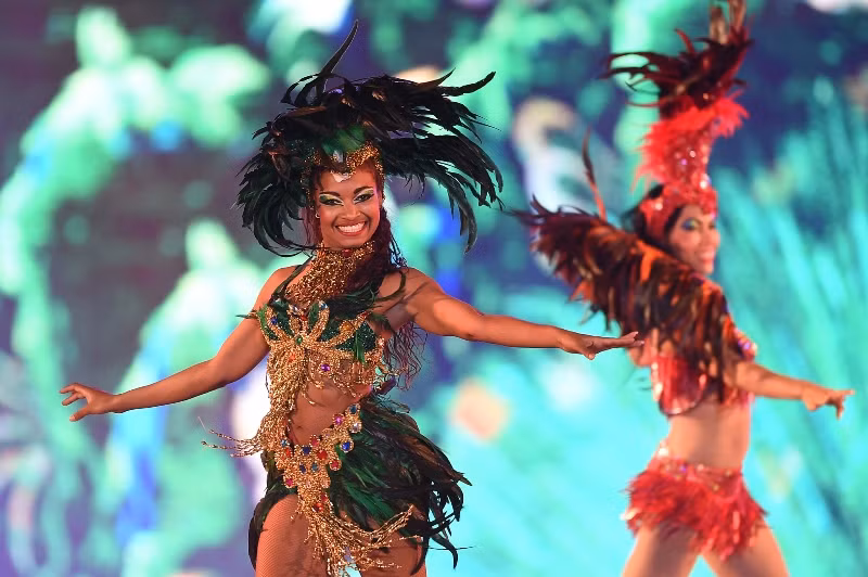 Vũ điệu Mỹ Latin bốc lửa do các nghệ sĩ Brazil thể hiện.