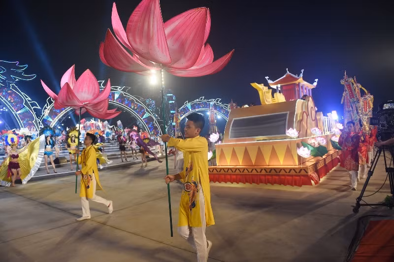 12 xe hoa được trang trí tinh tế, cầu kỳ theo chủ đề văn hóa vùng miền lần lượt diễu hành qua sân khấu.