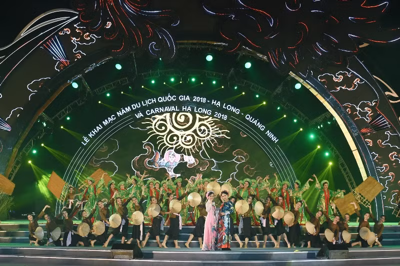 Cặp song ca hai thế hệ, nghệ sĩ Thu Huyền và ca nương Kiều Anh thăng hoa trong tiết mục “Cô đôi thượng ngàn”.