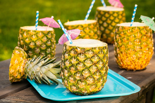 Trong 100 g dứa có 47,8 mg vitamin C. Ngoài làm trắng da, dứa còn có khả năng thúc đẩy phát triển xương, tăng cường sức khỏe tim mạch và làm giảm viêm khớp.