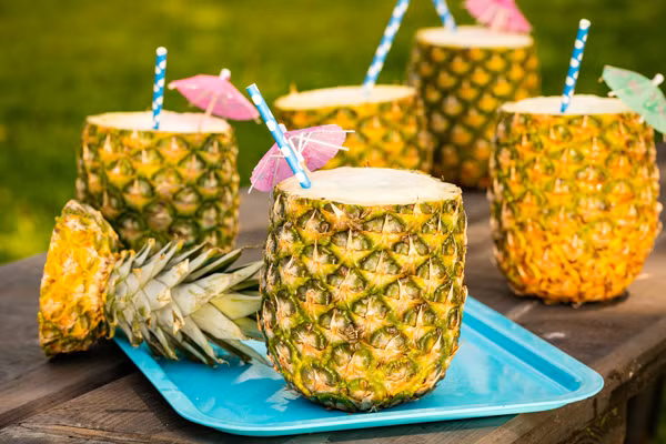 Trong 100 g dứa có 47,8 mg vitamin C. Ngoài làm trắng da, dứa còn có khả năng thúc đẩy phát triển xương, tăng cường sức khỏe tim mạch và làm giảm viêm khớp.