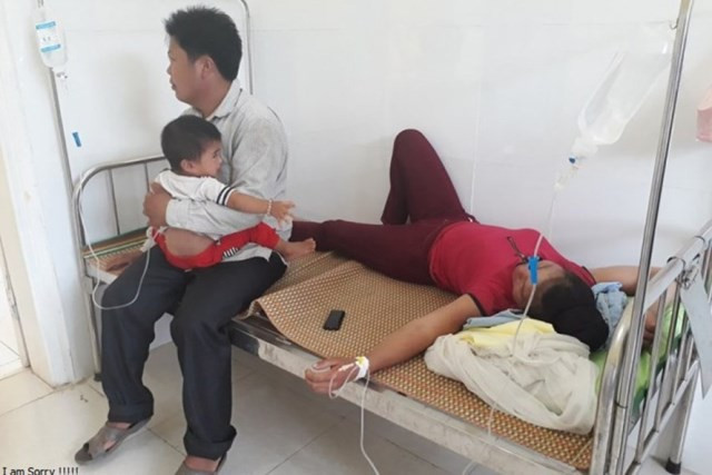 Nhiều phụ nữ, trẻ em nhập viện sau khi ăn cỗ cưới. Ảnh: PV