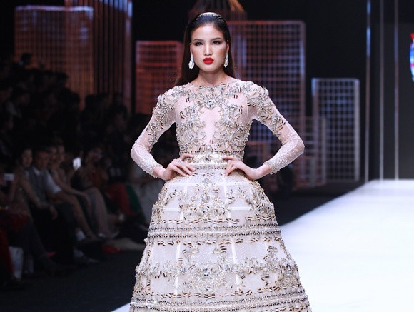 Chà Mi hé lộ góc khuất của sàn diễn quốc tế: Không đủđóng tiền nhà, bị bạn diễn chơi xấu.