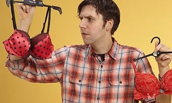 Chồng tặng quà sếp là 2 bộ đồ lót