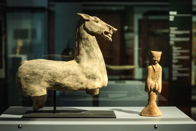 Tượng ngựa và phụ nữ làm bằng đất nung được chôn trong mộ của tầng lớp quý tộc Tây Hán, Trung Quốc thời cổ đại.