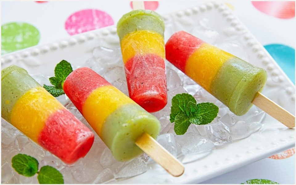 Không chỉ hấp dẫn ở vị ngon đậm mùi trái cây tươi, kem hoa quả còn làm hài lòng thực khách bằng những lát dâu tây, kiwi và thanh long bắt mắt. Loại kem này có thể tìm thấy ở một số con phố như Quang Trung và Hàng Mành.