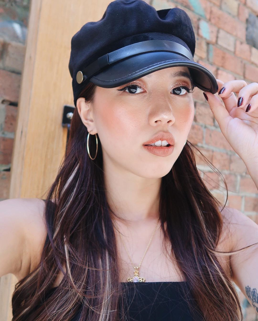 Má hồng say rượu: Đây là một trong những kiểu make-up rất được các hot girl Việt ưa chuộng trong thời gian gần đây. Kiểu trang điểm này mang đến vẻ xinh xắn, dễ thương cho những cô gái da trắng, mắt to, sở hữu gương mặt bầu bĩnh. Dù diện set đồ đen đơn giản, nhưng Daul Be vẫn nổi bật với gò má ửng hồng trong chuyến du lịch ở Australia.