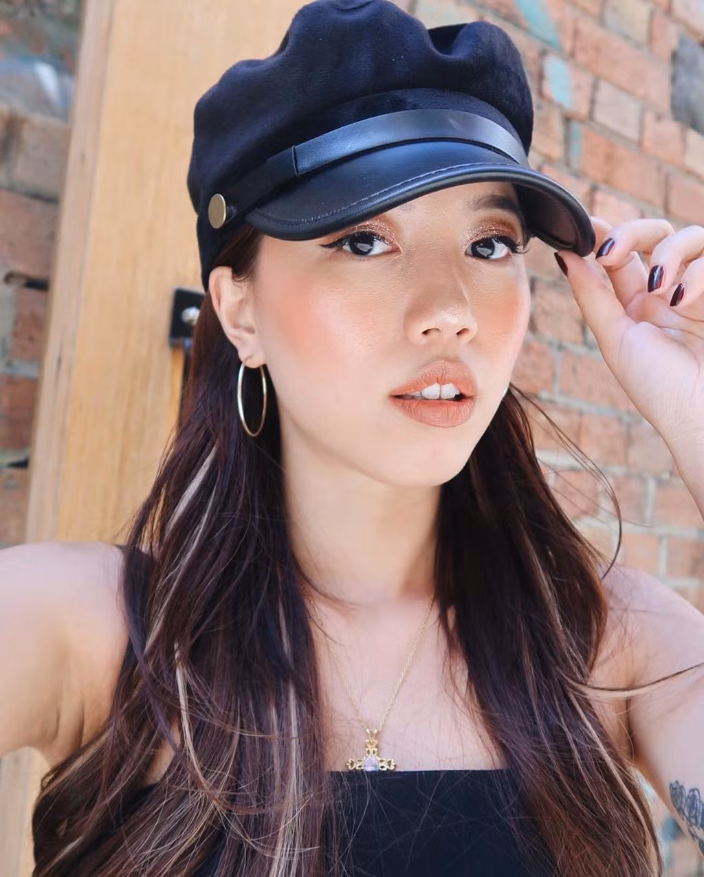 Má hồng say rượu: Đây là một trong những kiểu make-up rất được các hot girl Việt ưa chuộng trong thời gian gần đây. Kiểu trang điểm này mang đến vẻ xinh xắn, dễ thương cho những cô gái da trắng, mắt to, sở hữu gương mặt bầu bĩnh. Dù diện set đồ đen đơn giản, nhưng Daul Be vẫn nổi bật với gò má ửng hồng trong chuyến du lịch ở Australia.