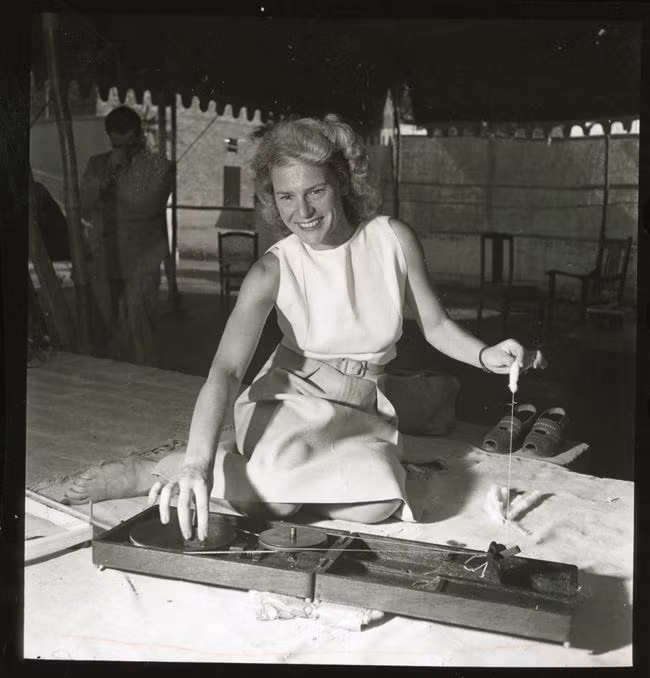 19. Câu chuyện đằng sau Gandhi và chiếc Spinning Wheel, 1946 Vào thời điểm đó, nhiếp ảnh gia Margaret Bourke-White đã đến khu liên hợp của Gandhi để làm bài báo về các nhà lãnh đạo Ấn Độ. Tuy nhiên, việc quay phim ở đây không hề dễ dàng. Thư ký của ông Gandhi, Pyarelal Nayyar yêu cầu Bourke-White phải học nghề trước khi chụp ảnh lãnh đạo. Đây là một bức ảnh hiếm, và Bourke-White không hề muốn làm mất nó. Trong bức ảnh này, chúng ta thấy Bourke-White đang thực hành làm nghề thủ công. Bức ảnh mà Margaret Bourke-White dự định đã không xuất hiện trong bài viết. Nhưng chưa đầy 2 năm sau, Life đã làm nổi bật hình ảnh này trong một ấn phẩm được xuất bản sau khi Gandhi bị ám sát. Nó vẫn tiếp tục được coi là một bức ảnh mang tính biểu tượng.