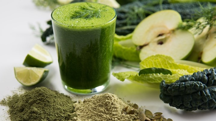 Sắt: Cơ thể chúng ta cần phải nhận sắt hàng ngày để có thể tạo ra đủ tế bào hồng cầu mới. Các tế bào máu đỏ có trách nhiệm mang oxy tươi khắp cơ thể. Khi chúng ta không có đủ chất sắt, có thể bị thiếu máu. Không có đủ chất sắt có thể khiến chúng ta cảm thấy mệt mỏi, khó thở và thậm chí nhiễm trùng.