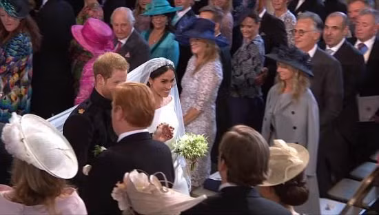 Người phát ngôn của hoàng gia cho biết, một số loài hoa trong bó hoa cưới của cô dâu được chính tay hoàng tử Harry hái tại vường riêng cung điện Kengsington.